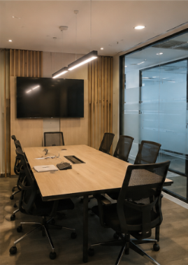 Sala de reuniones de oficina remodelada en Providencia, Santiago